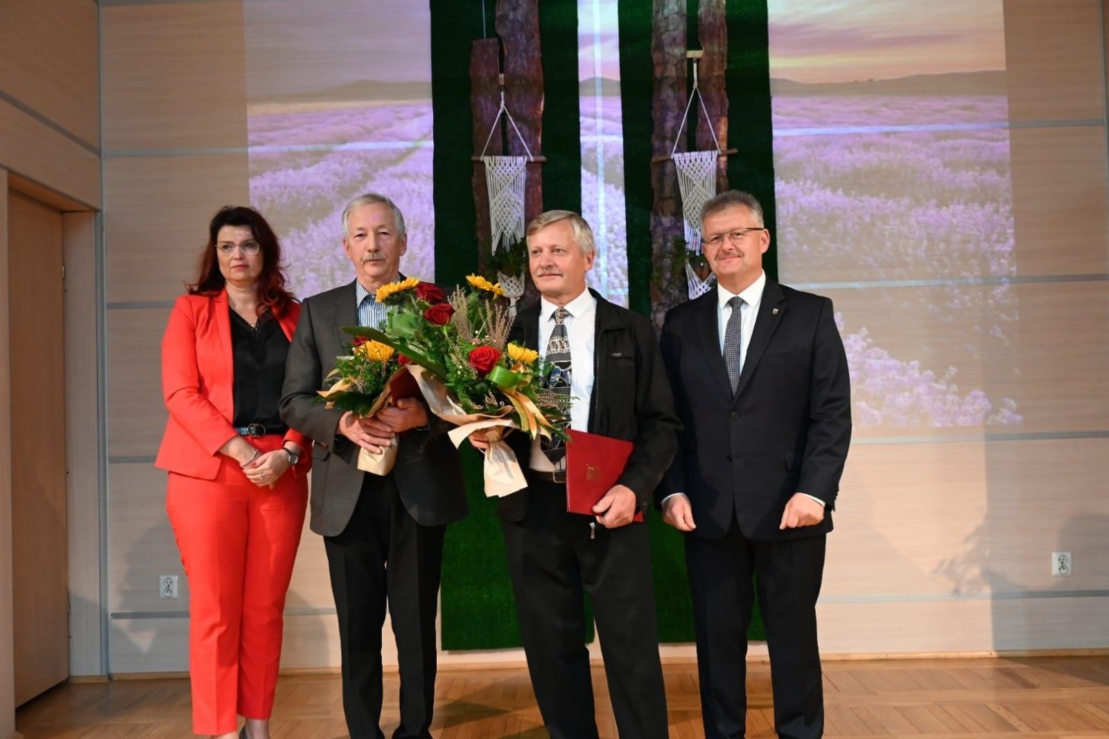 Zdjęcie w galerii na portalu naszraciborz.pl: Dbają o dziedzictwo historyczne. Dziś otrzymali nagrody wójta wiadomości z regionu