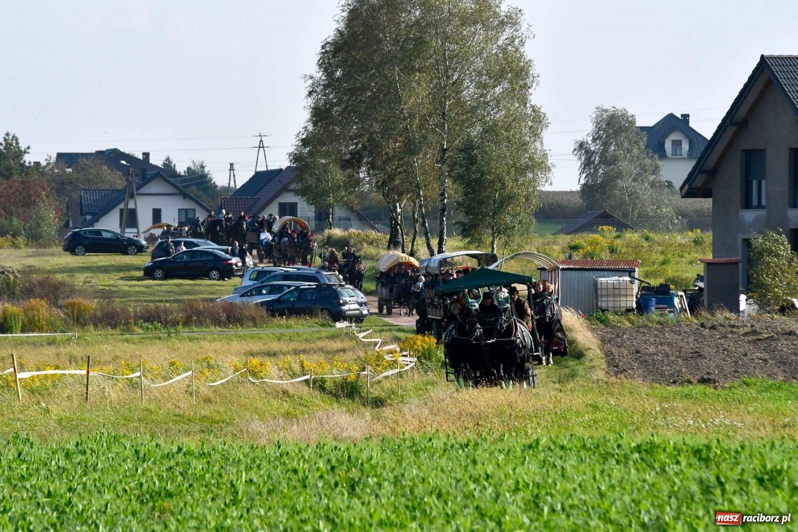 Zdjęcie w galerii na portalu naszraciborz.pl: Parada i pogoń z lisem, czyli piknik św. Huberta w Kornowacu [FOTO i WIDEO] wiadomości z regionu