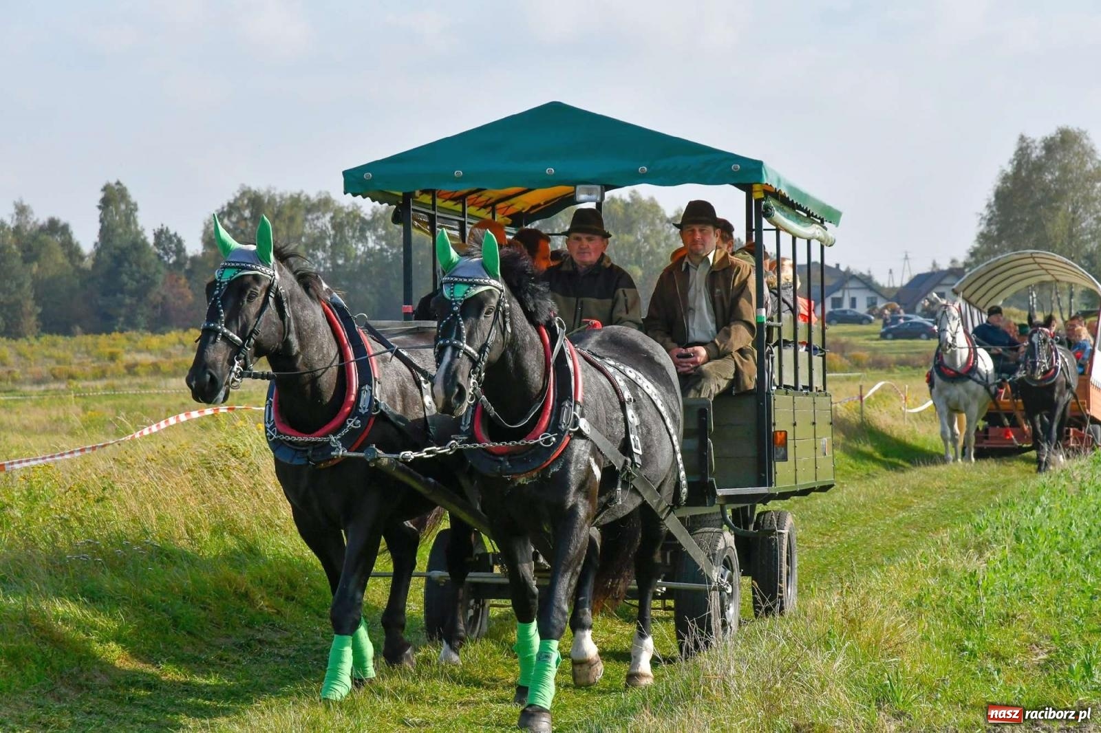 Zdjęcie w galerii na portalu naszraciborz.pl: Parada i pogoń z lisem, czyli piknik św. Huberta w Kornowacu [FOTO i WIDEO] wiadomości z regionu