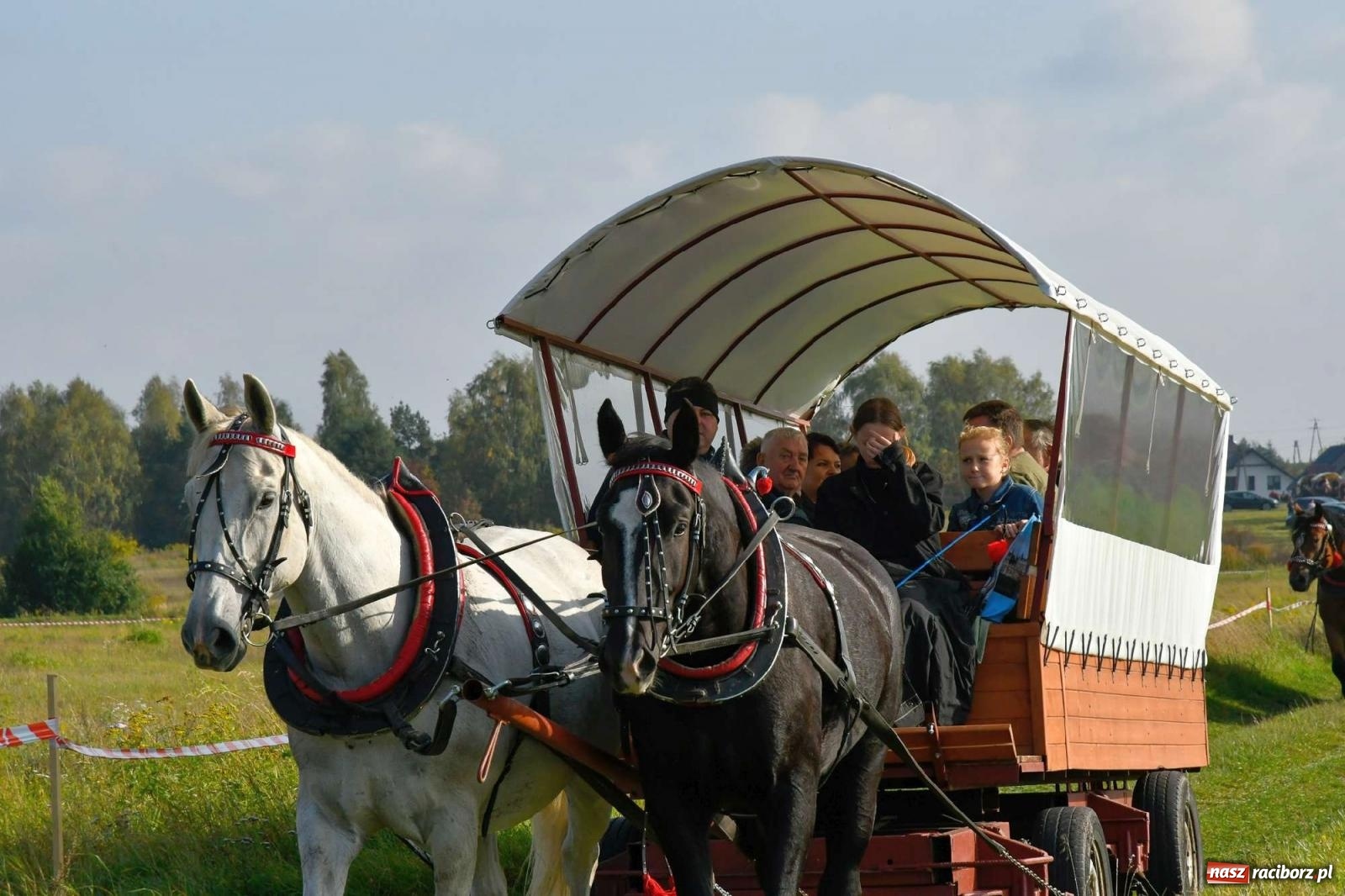 Zdjęcie w galerii na portalu naszraciborz.pl: Parada i pogoń z lisem, czyli piknik św. Huberta w Kornowacu [FOTO i WIDEO] wiadomości z regionu