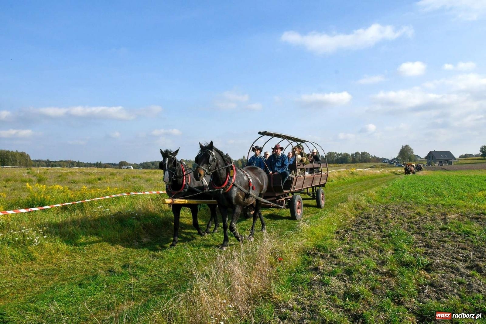 Zdjęcie w galerii na portalu naszraciborz.pl: Parada i pogoń z lisem, czyli piknik św. Huberta w Kornowacu [FOTO i WIDEO] wiadomości z regionu