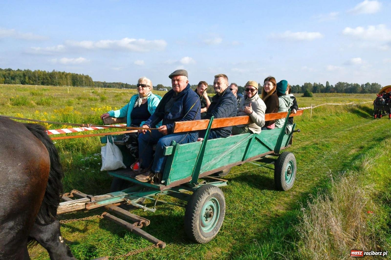 Zdjęcie w galerii na portalu naszraciborz.pl: Parada i pogoń z lisem, czyli piknik św. Huberta w Kornowacu [FOTO i WIDEO] wiadomości z regionu