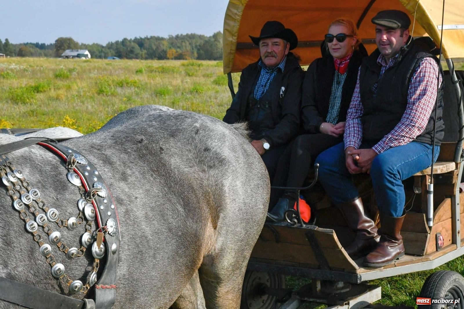 Zdjęcie w galerii na portalu naszraciborz.pl: Parada i pogoń z lisem, czyli piknik św. Huberta w Kornowacu [FOTO i WIDEO] wiadomości z regionu