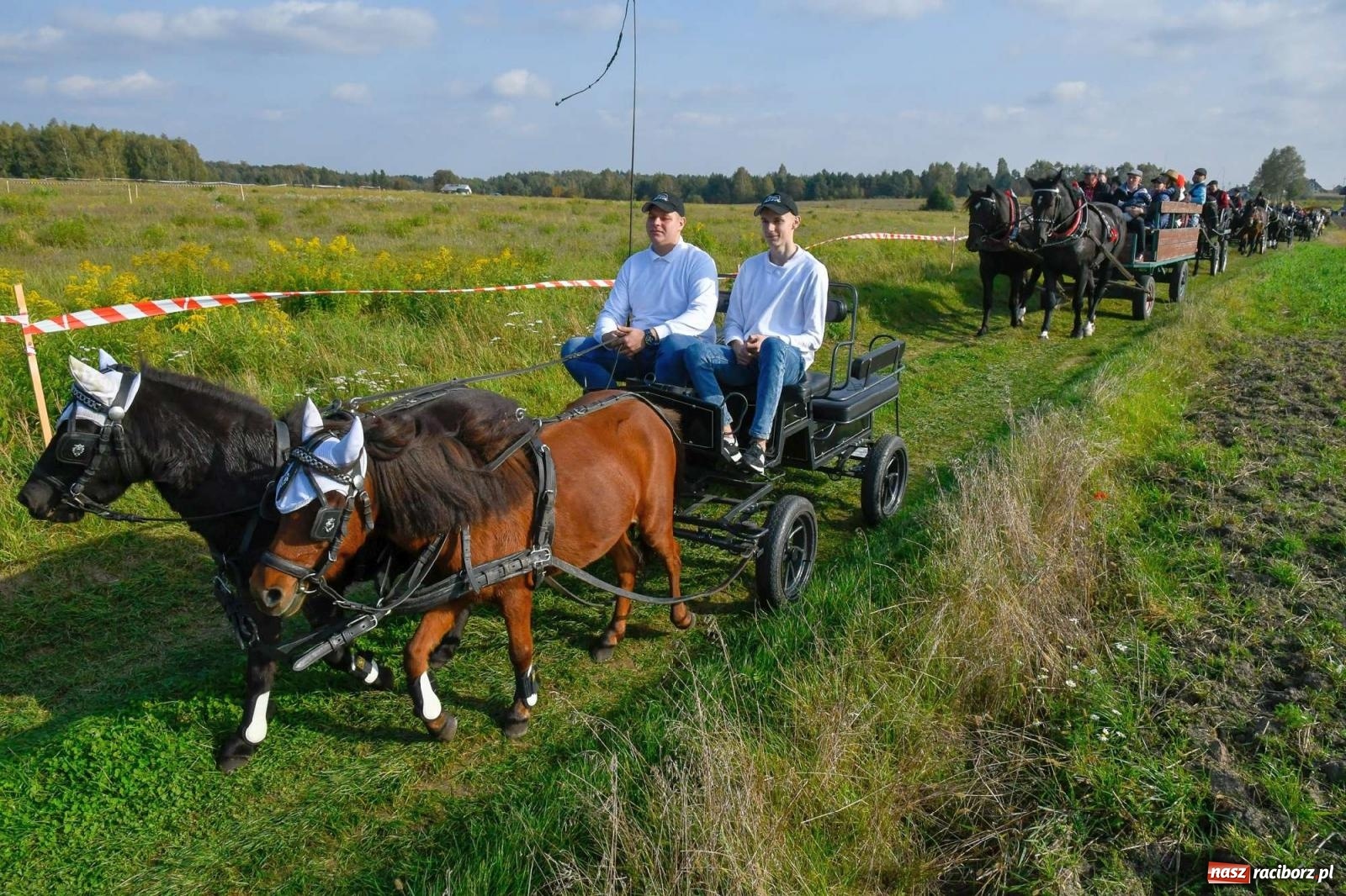 Zdjęcie w galerii na portalu naszraciborz.pl: Parada i pogoń z lisem, czyli piknik św. Huberta w Kornowacu [FOTO i WIDEO] wiadomości z regionu
