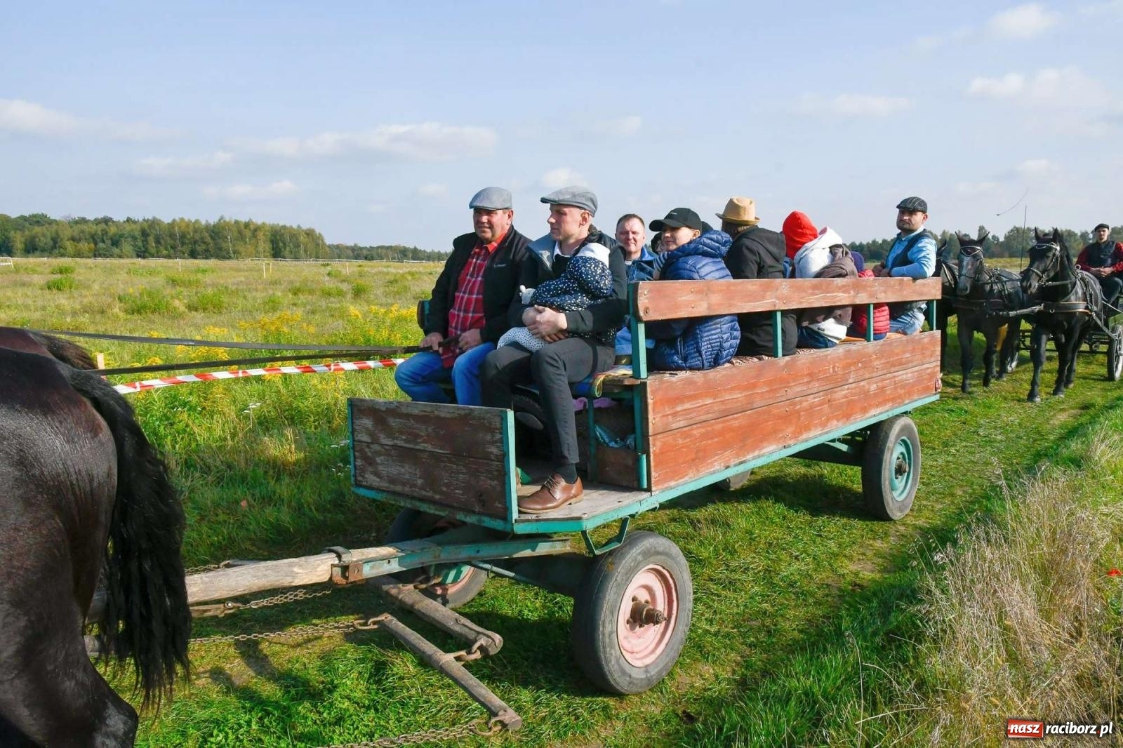 Zdjęcie w galerii na portalu naszraciborz.pl: Parada i pogoń z lisem, czyli piknik św. Huberta w Kornowacu [FOTO i WIDEO] wiadomości z regionu