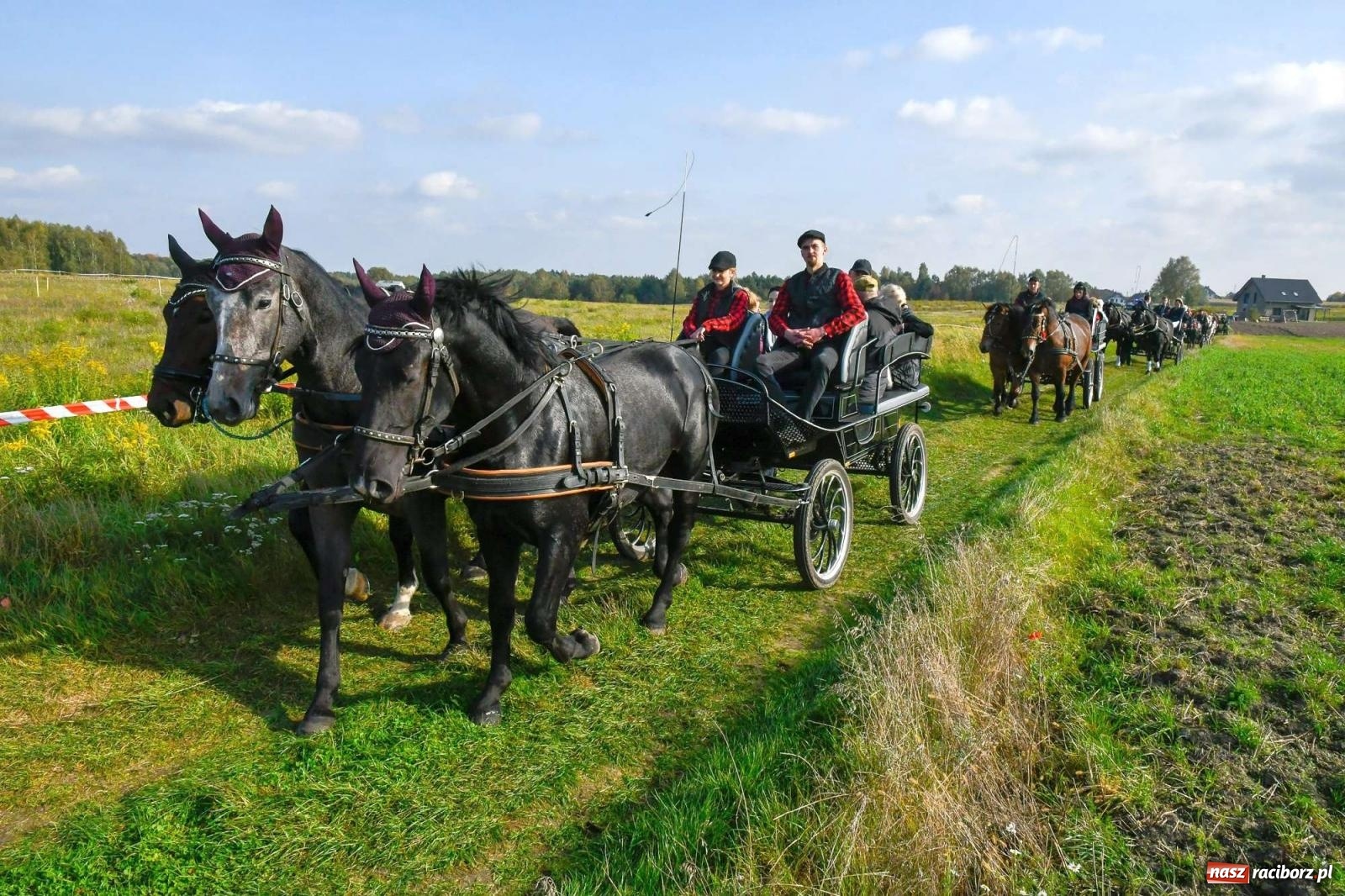 Zdjęcie w galerii na portalu naszraciborz.pl: Parada i pogoń z lisem, czyli piknik św. Huberta w Kornowacu [FOTO i WIDEO] wiadomości z regionu