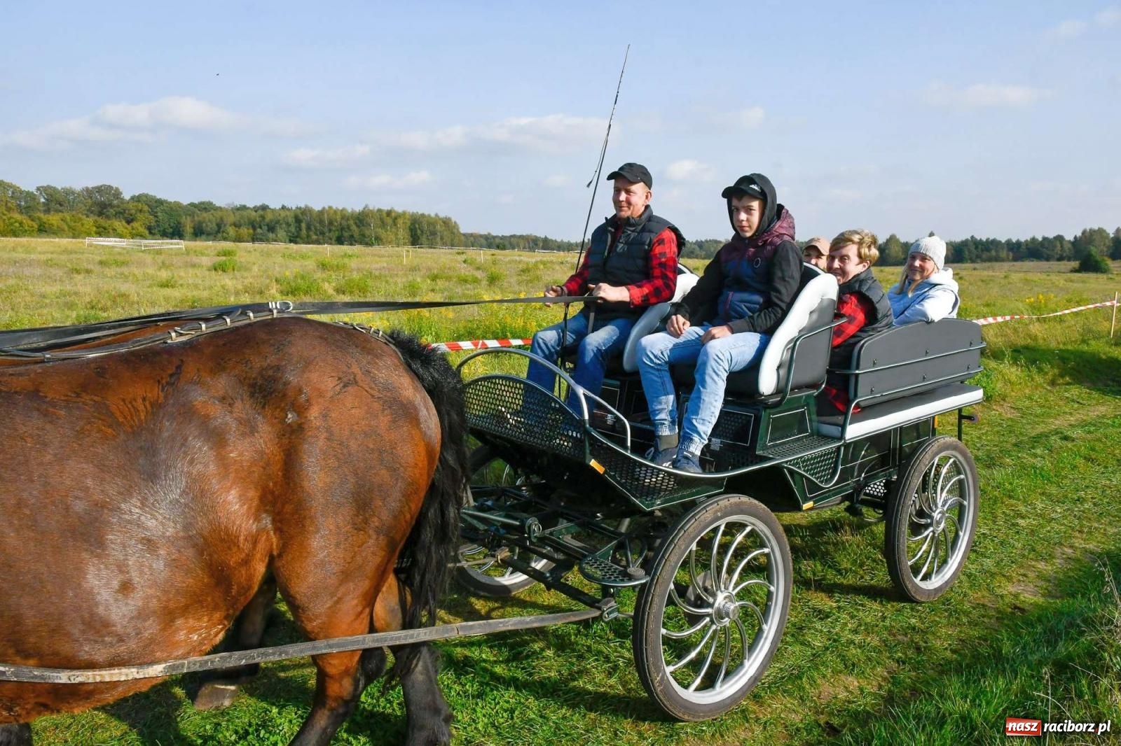 Zdjęcie w galerii na portalu naszraciborz.pl: Parada i pogoń z lisem, czyli piknik św. Huberta w Kornowacu [FOTO i WIDEO] wiadomości z regionu