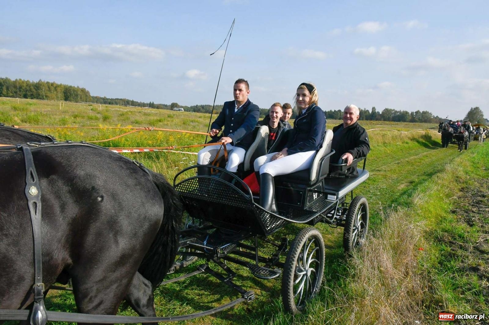 Zdjęcie w galerii na portalu naszraciborz.pl: Parada i pogoń z lisem, czyli piknik św. Huberta w Kornowacu [FOTO i WIDEO] wiadomości z regionu