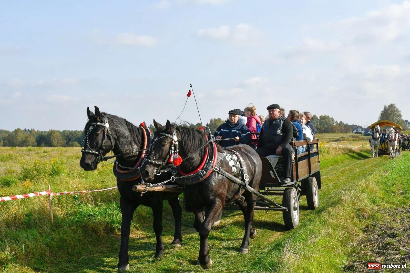 Zdjęcie w galerii na portalu naszraciborz.pl: Parada i pogoń z lisem, czyli piknik św. Huberta w Kornowacu [FOTO i WIDEO] wiadomości z regionu