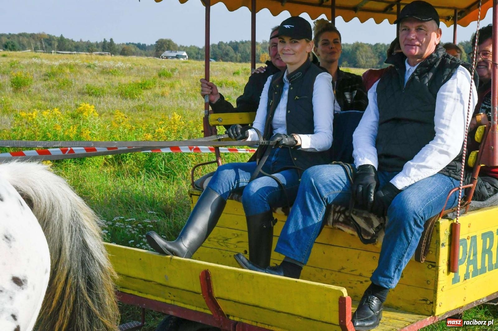 Zdjęcie w galerii na portalu naszraciborz.pl: Parada i pogoń z lisem, czyli piknik św. Huberta w Kornowacu [FOTO i WIDEO] wiadomości z regionu