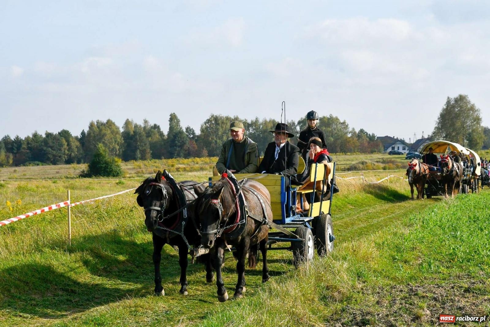Zdjęcie w galerii na portalu naszraciborz.pl: Parada i pogoń z lisem, czyli piknik św. Huberta w Kornowacu [FOTO i WIDEO] wiadomości z regionu