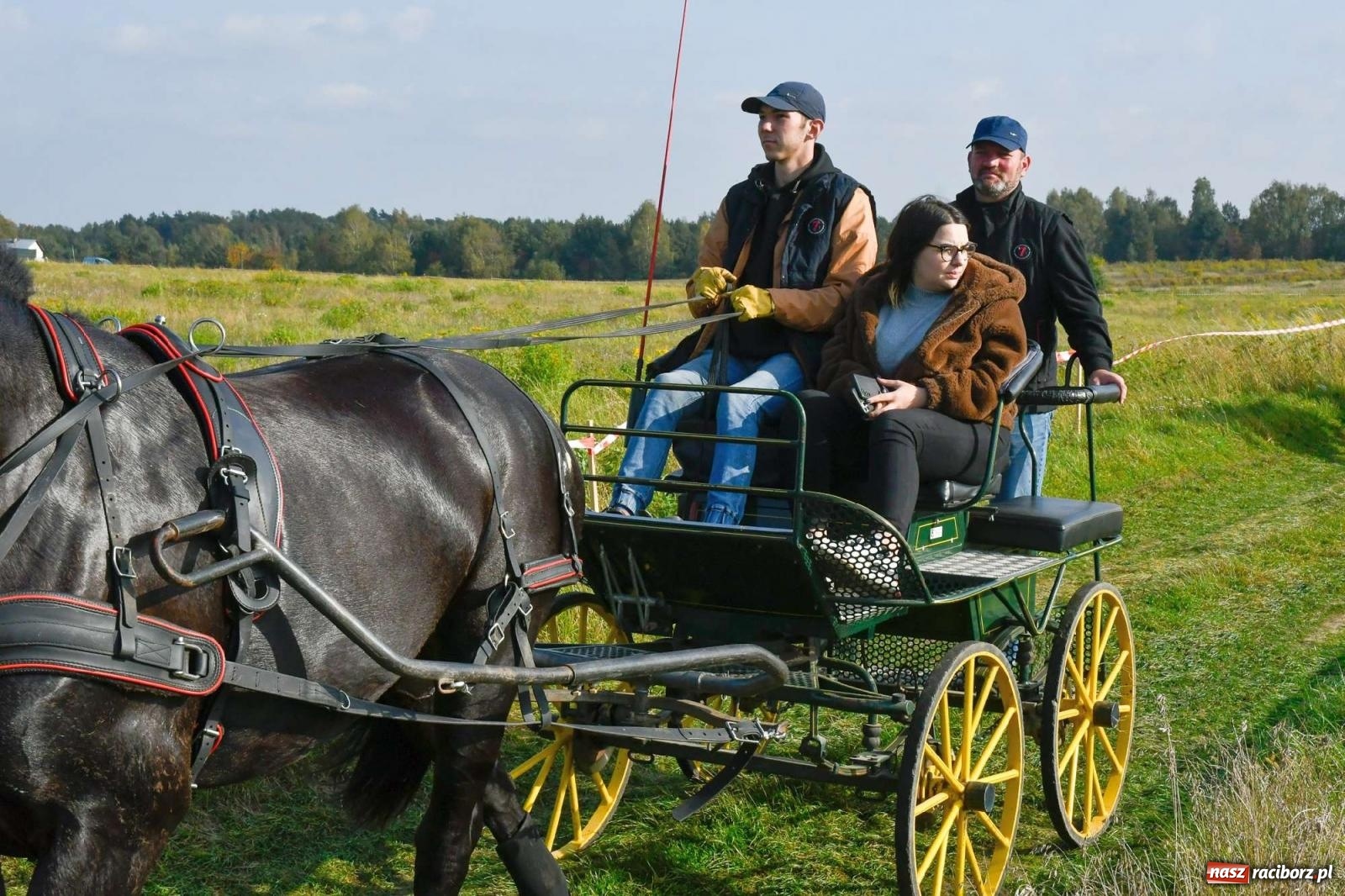 Zdjęcie w galerii na portalu naszraciborz.pl: Parada i pogoń z lisem, czyli piknik św. Huberta w Kornowacu [FOTO i WIDEO] wiadomości z regionu