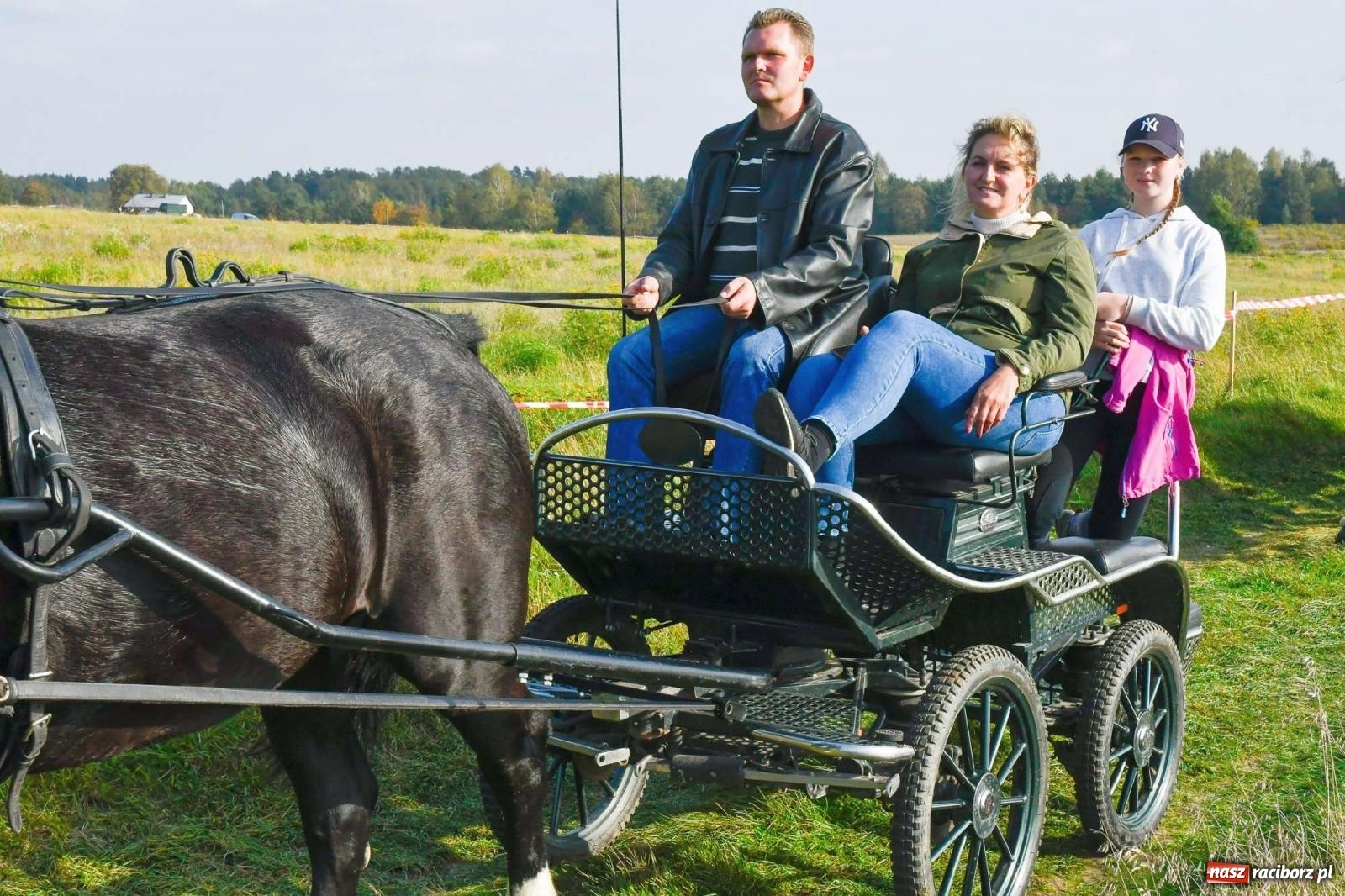 Zdjęcie w galerii na portalu naszraciborz.pl: Parada i pogoń z lisem, czyli piknik św. Huberta w Kornowacu [FOTO i WIDEO] wiadomości z regionu