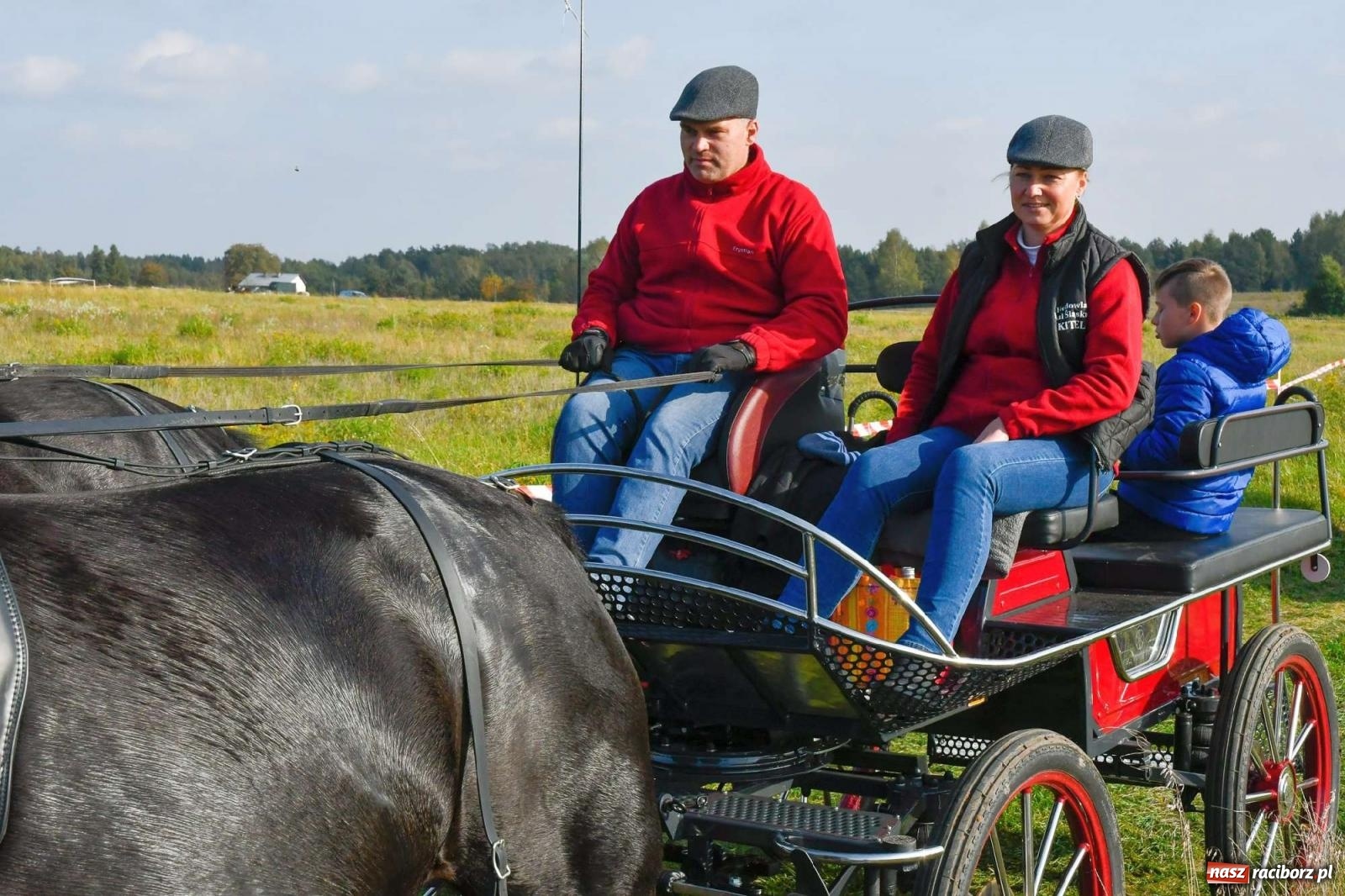 Zdjęcie w galerii na portalu naszraciborz.pl: Parada i pogoń z lisem, czyli piknik św. Huberta w Kornowacu [FOTO i WIDEO] wiadomości z regionu
