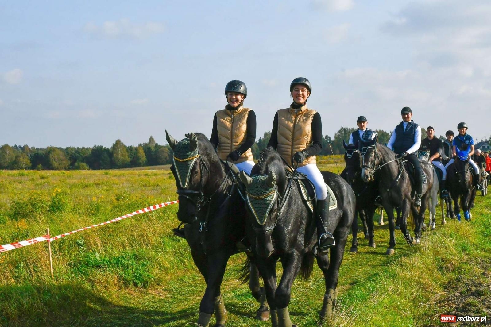Zdjęcie w galerii na portalu naszraciborz.pl: Parada i pogoń z lisem, czyli piknik św. Huberta w Kornowacu [FOTO i WIDEO] wiadomości z regionu