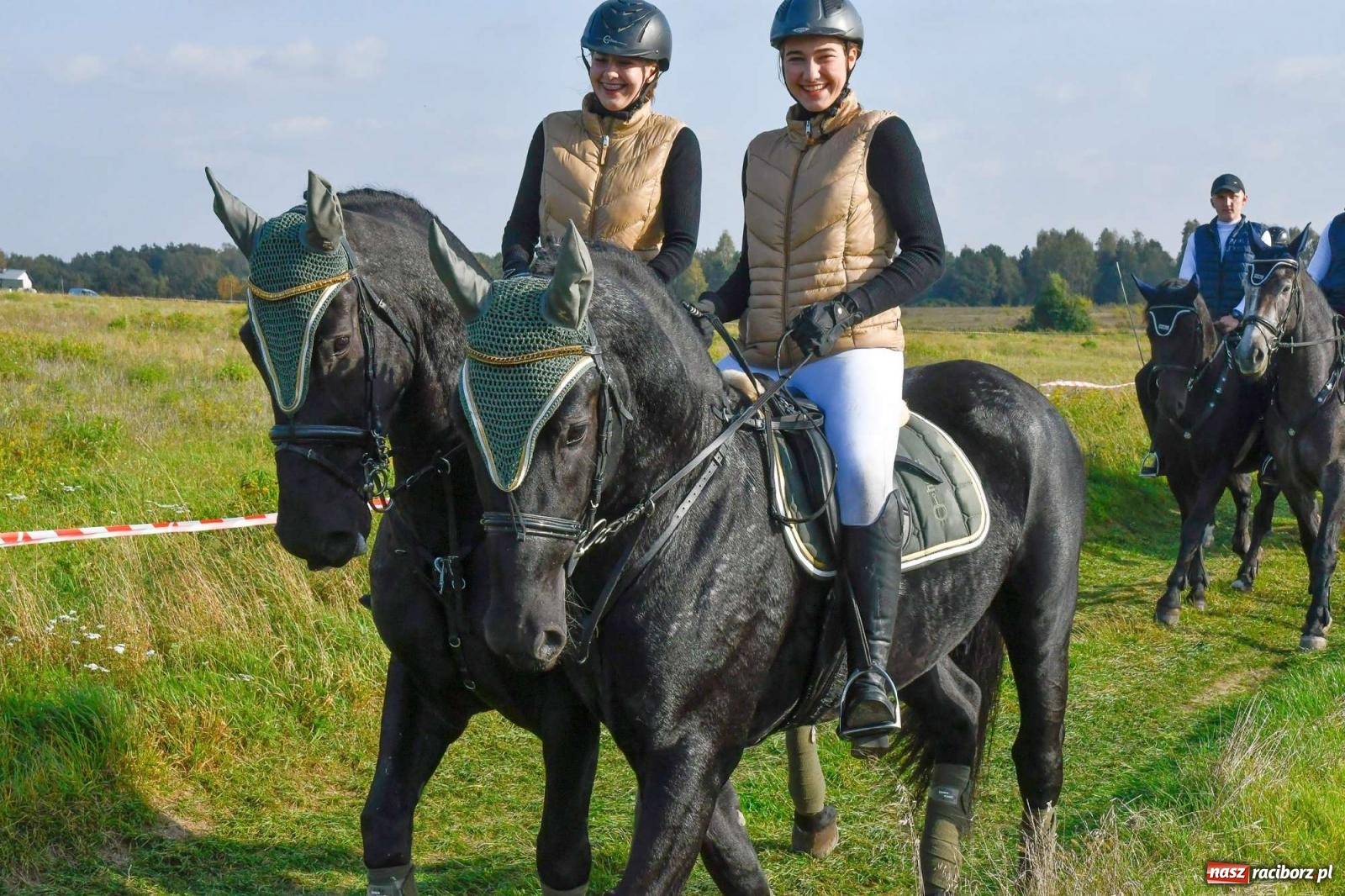 Zdjęcie w galerii na portalu naszraciborz.pl: Parada i pogoń z lisem, czyli piknik św. Huberta w Kornowacu [FOTO i WIDEO] wiadomości z regionu