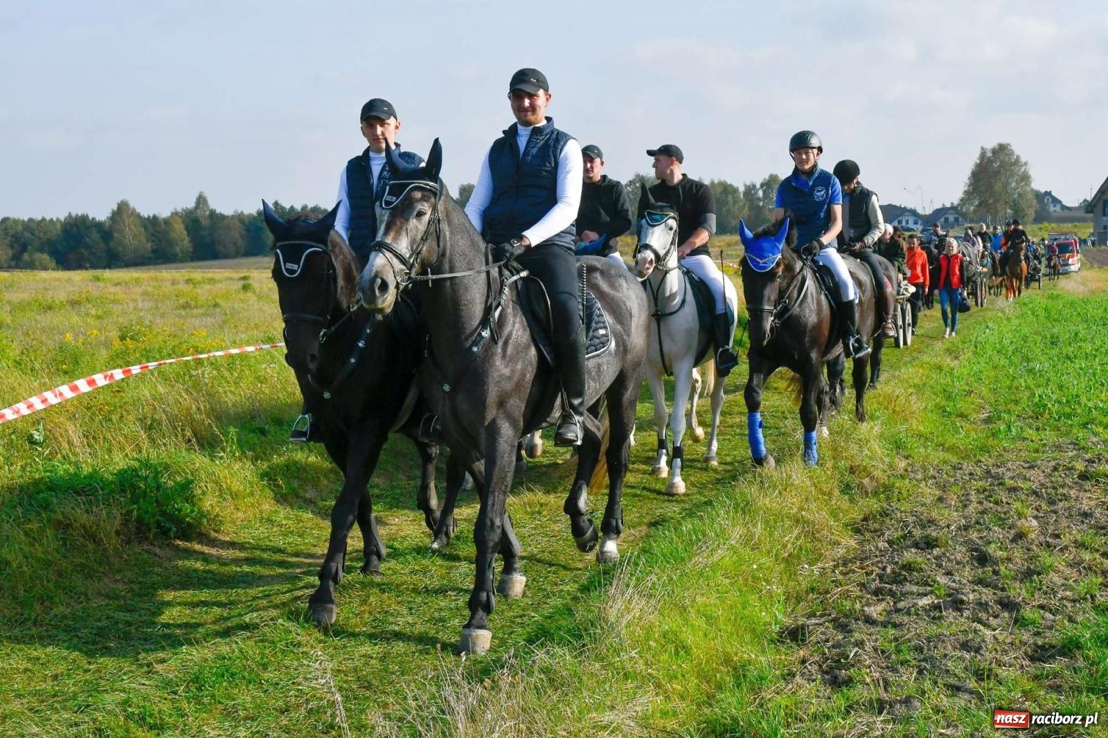 Zdjęcie w galerii na portalu naszraciborz.pl: Parada i pogoń z lisem, czyli piknik św. Huberta w Kornowacu [FOTO i WIDEO] wiadomości z regionu