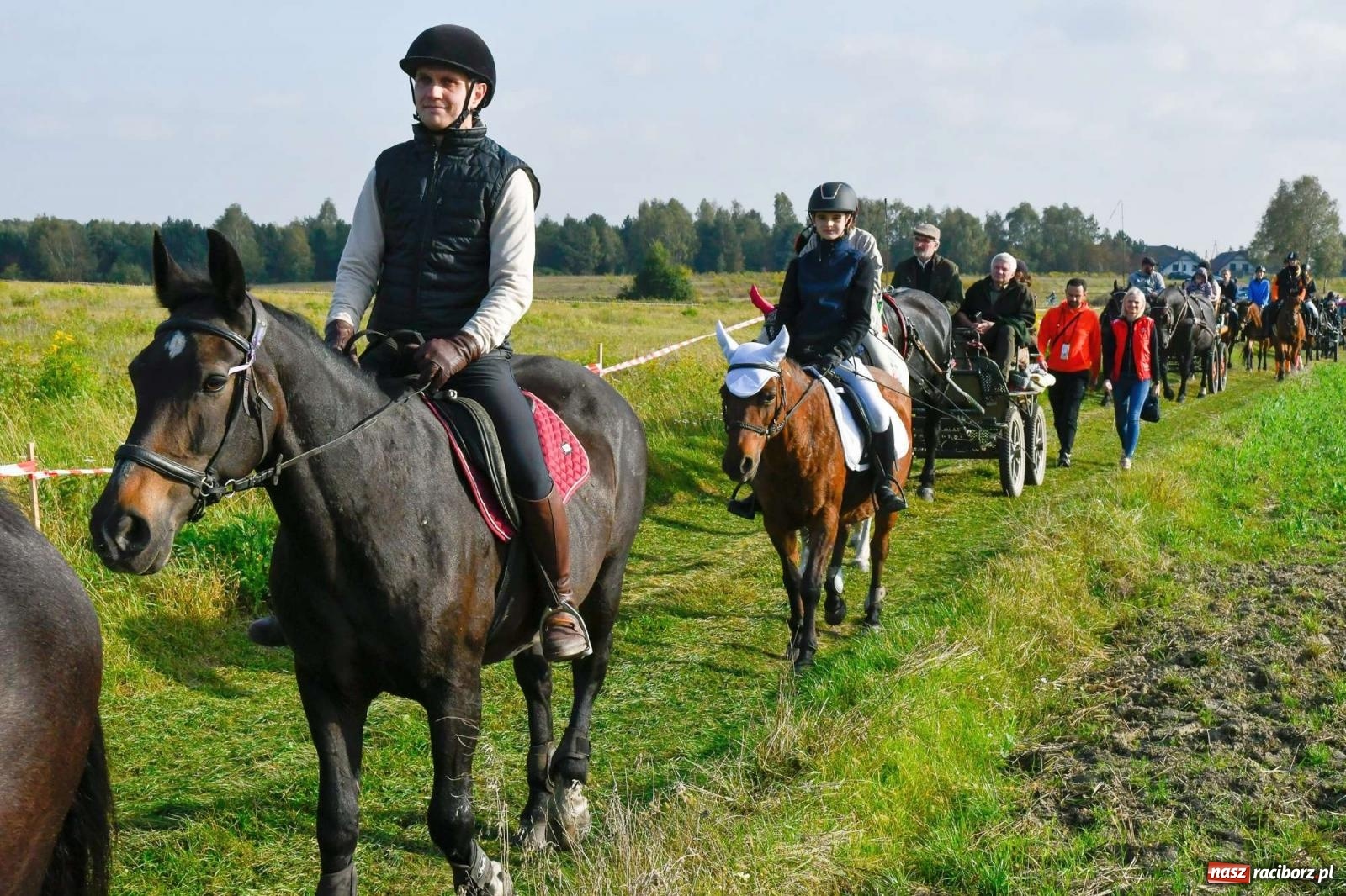 Zdjęcie w galerii na portalu naszraciborz.pl: Parada i pogoń z lisem, czyli piknik św. Huberta w Kornowacu [FOTO i WIDEO] wiadomości z regionu