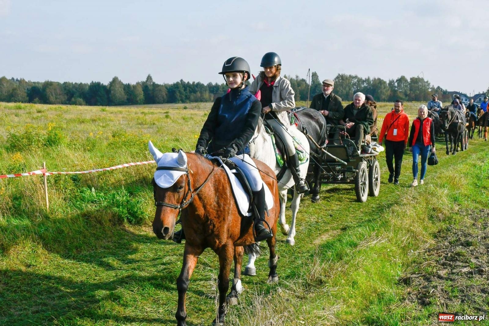 Zdjęcie w galerii na portalu naszraciborz.pl: Parada i pogoń z lisem, czyli piknik św. Huberta w Kornowacu [FOTO i WIDEO] wiadomości z regionu