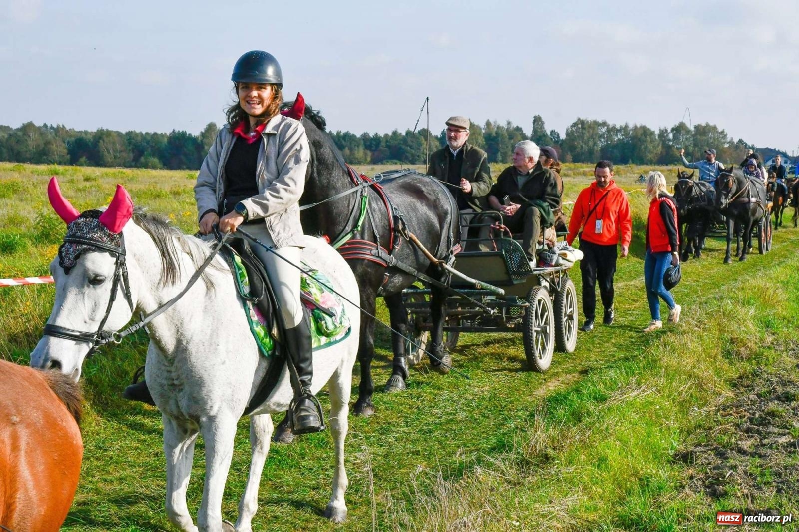 Zdjęcie w galerii na portalu naszraciborz.pl: Parada i pogoń z lisem, czyli piknik św. Huberta w Kornowacu [FOTO i WIDEO] wiadomości z regionu
