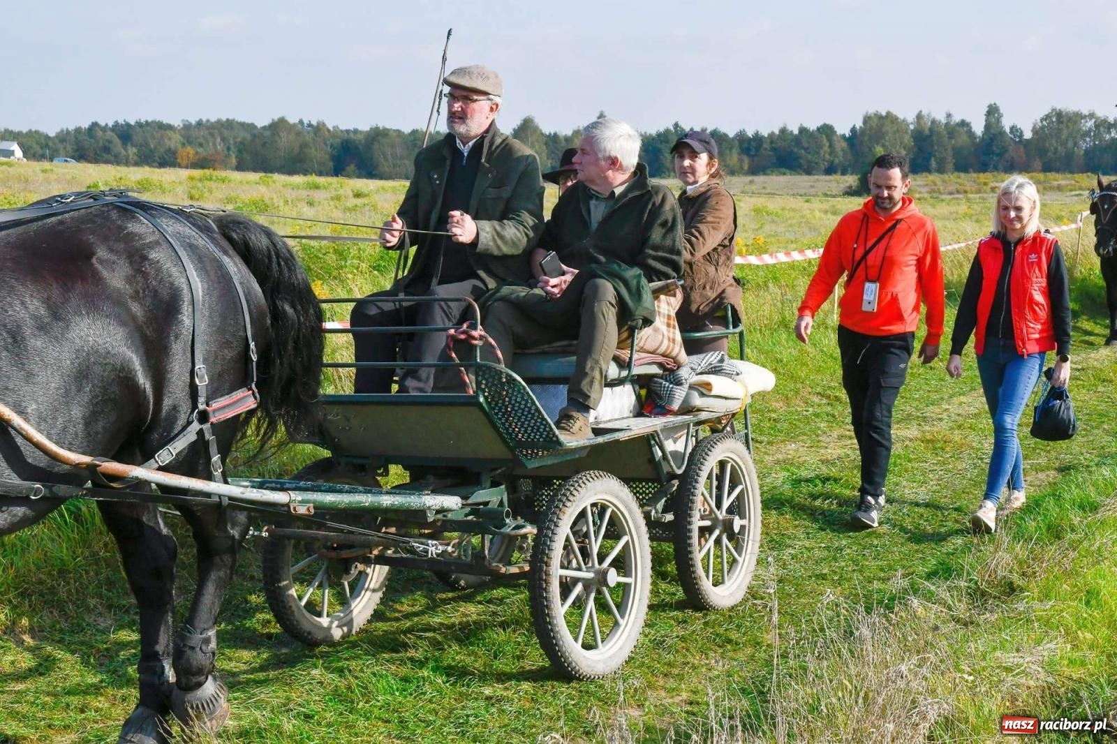 Zdjęcie w galerii na portalu naszraciborz.pl: Parada i pogoń z lisem, czyli piknik św. Huberta w Kornowacu [FOTO i WIDEO] wiadomości z regionu