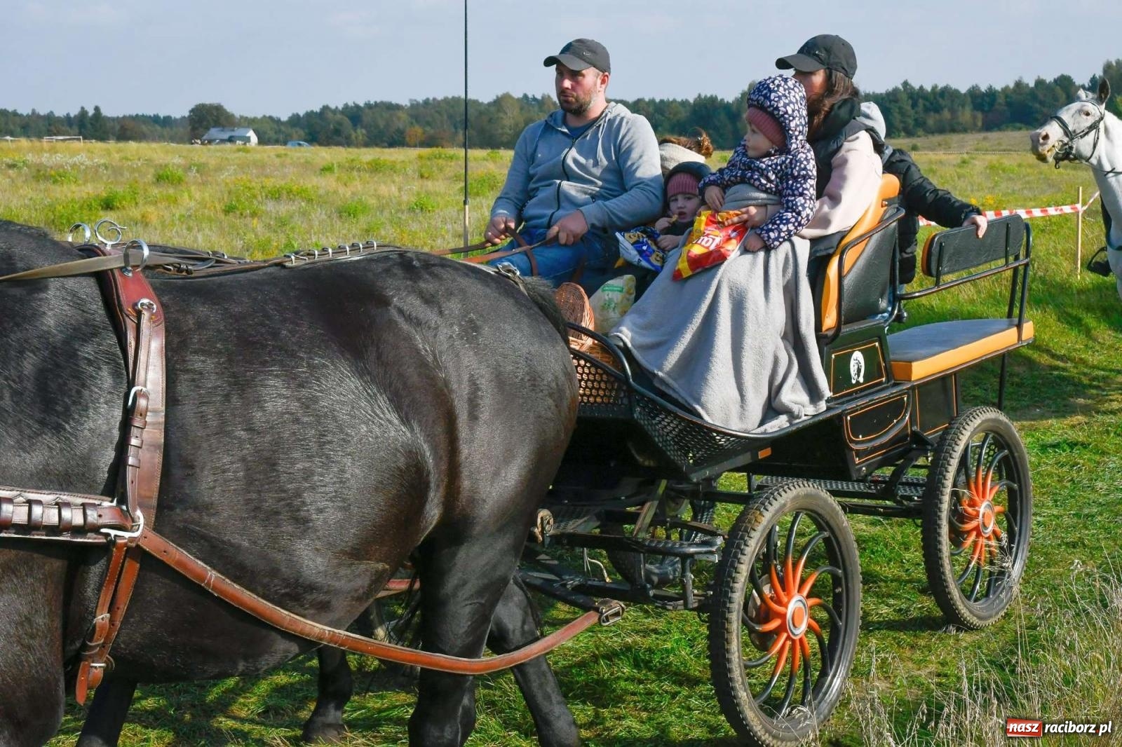Zdjęcie w galerii na portalu naszraciborz.pl: Parada i pogoń z lisem, czyli piknik św. Huberta w Kornowacu [FOTO i WIDEO] wiadomości z regionu