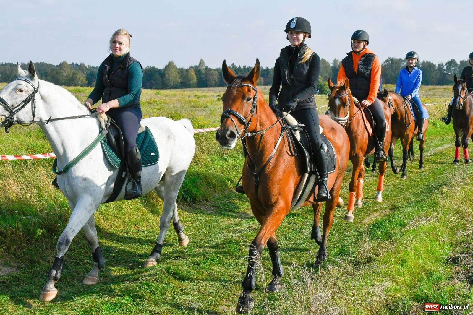 Zdjęcie w galerii na portalu naszraciborz.pl: Parada i pogoń z lisem, czyli piknik św. Huberta w Kornowacu [FOTO i WIDEO] wiadomości z regionu
