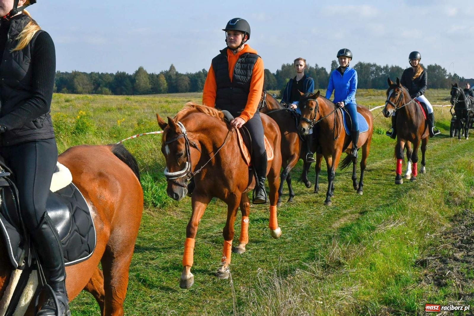 Zdjęcie w galerii na portalu naszraciborz.pl: Parada i pogoń z lisem, czyli piknik św. Huberta w Kornowacu [FOTO i WIDEO] wiadomości z regionu