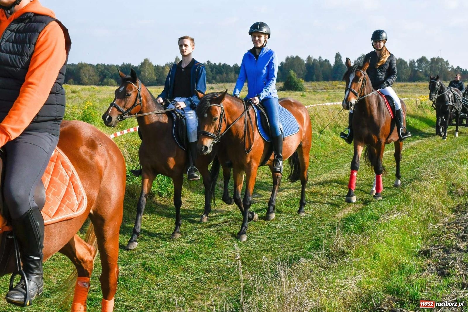 Zdjęcie w galerii na portalu naszraciborz.pl: Parada i pogoń z lisem, czyli piknik św. Huberta w Kornowacu [FOTO i WIDEO] wiadomości z regionu