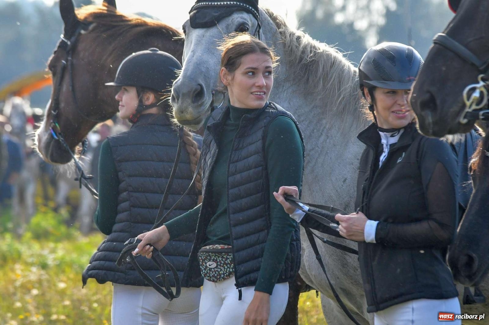 Zdjęcie w galerii na portalu naszraciborz.pl: Parada i pogoń z lisem, czyli piknik św. Huberta w Kornowacu [FOTO i WIDEO] wiadomości z regionu