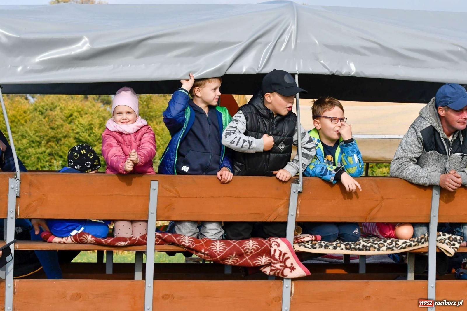 Zdjęcie w galerii na portalu naszraciborz.pl: Parada i pogoń z lisem, czyli piknik św. Huberta w Kornowacu [FOTO i WIDEO] wiadomości z regionu