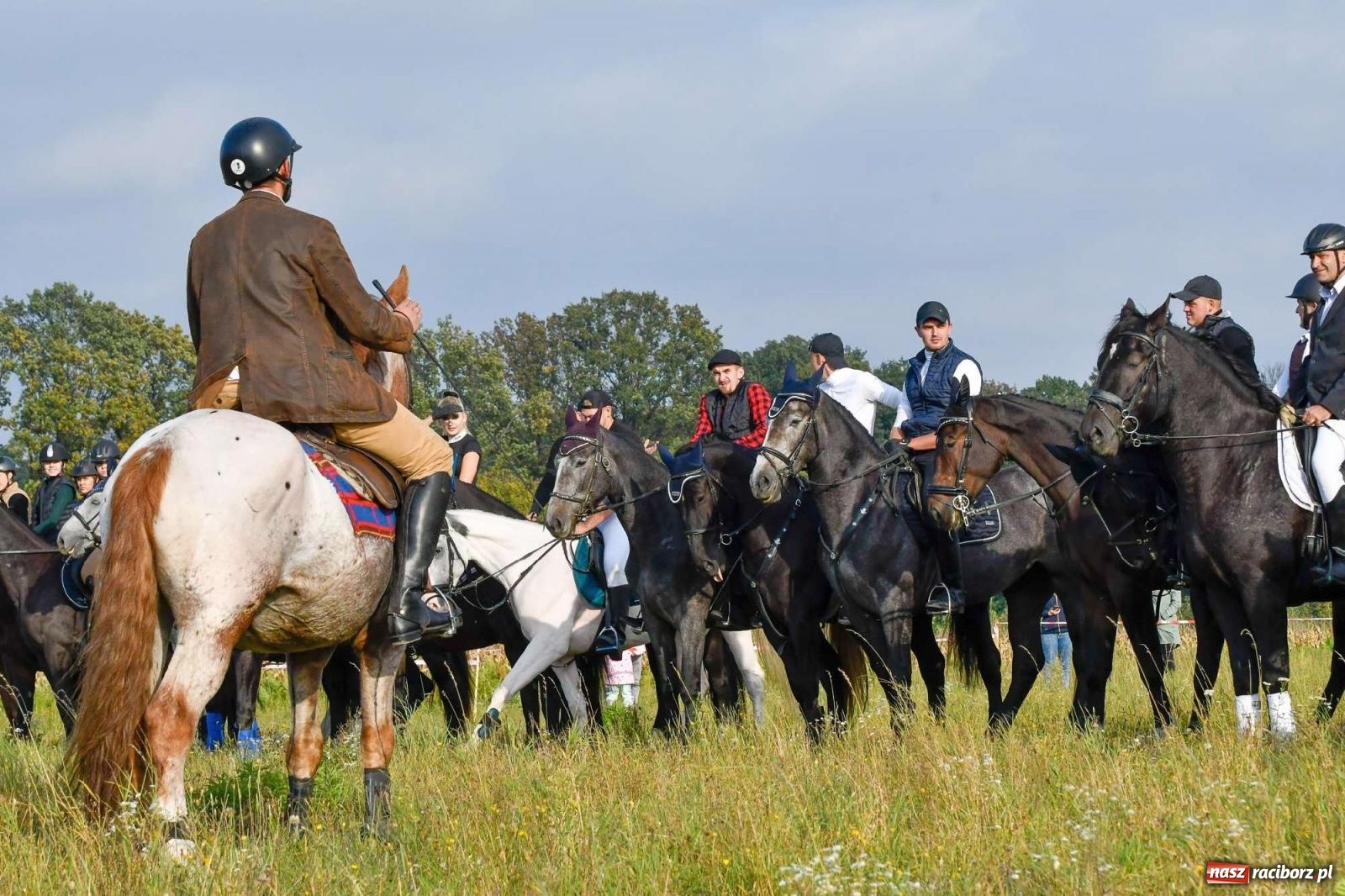 Zdjęcie w galerii na portalu naszraciborz.pl: Parada i pogoń z lisem, czyli piknik św. Huberta w Kornowacu [FOTO i WIDEO] wiadomości z regionu