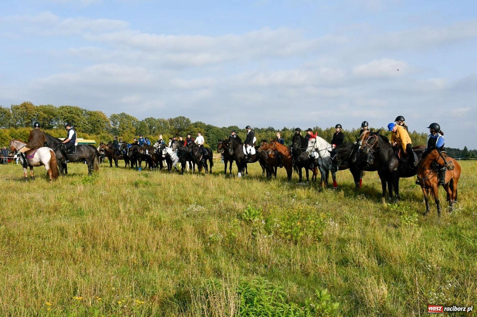 Zdjęcie w galerii na portalu naszraciborz.pl: Parada i pogoń z lisem, czyli piknik św. Huberta w Kornowacu [FOTO i WIDEO] wiadomości z regionu