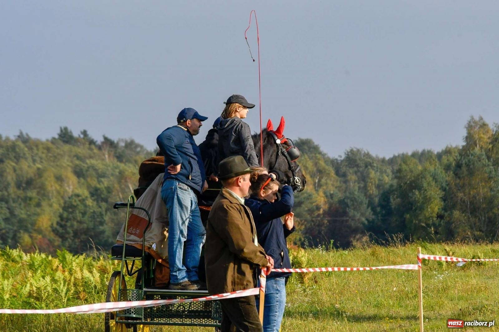Zdjęcie w galerii na portalu naszraciborz.pl: Parada i pogoń z lisem, czyli piknik św. Huberta w Kornowacu [FOTO i WIDEO] wiadomości z regionu