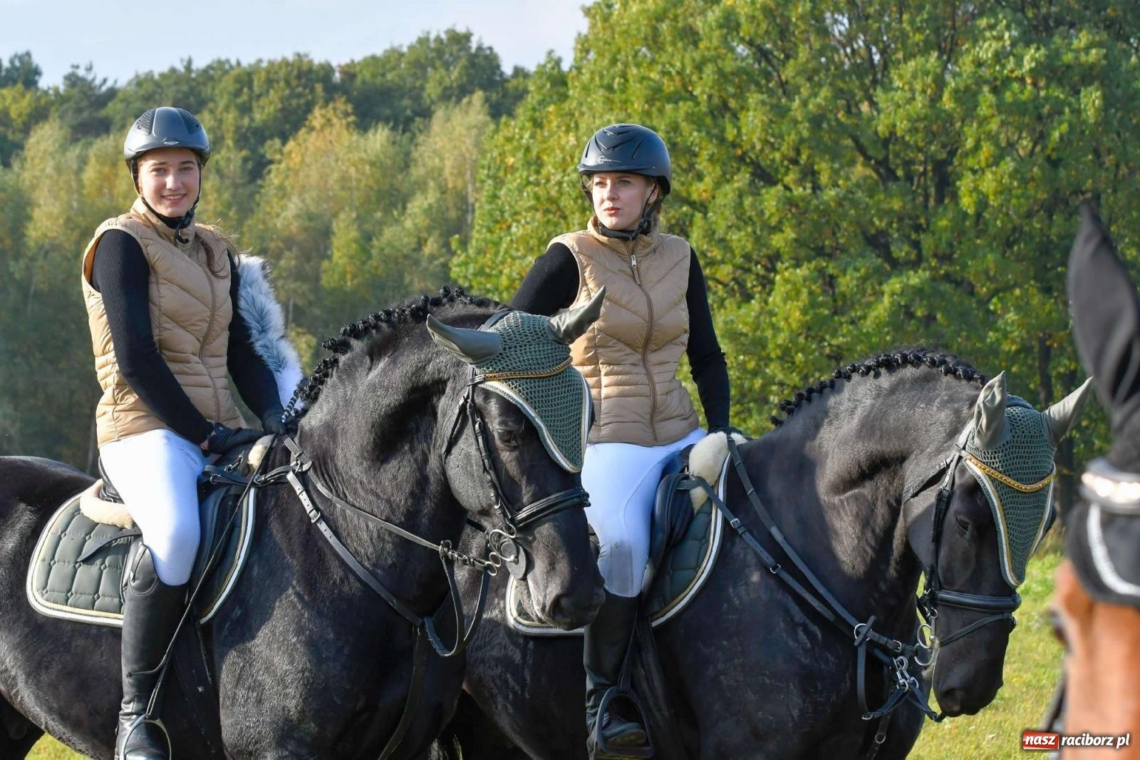 Zdjęcie w galerii na portalu naszraciborz.pl: Parada i pogoń z lisem, czyli piknik św. Huberta w Kornowacu [FOTO i WIDEO] wiadomości z regionu