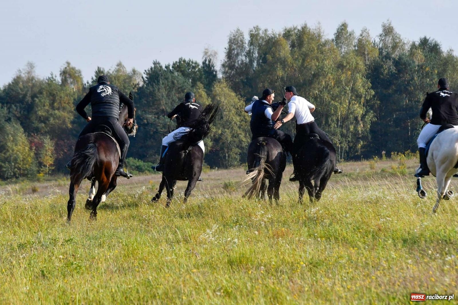 Zdjęcie w galerii na portalu naszraciborz.pl: Parada i pogoń z lisem, czyli piknik św. Huberta w Kornowacu [FOTO i WIDEO] wiadomości z regionu