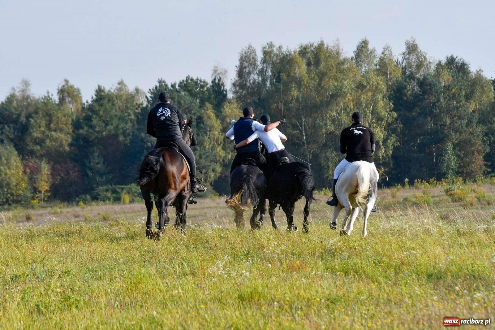 Zdjęcie w galerii na portalu naszraciborz.pl: Parada i pogoń z lisem, czyli piknik św. Huberta w Kornowacu [FOTO i WIDEO] wiadomości z regionu