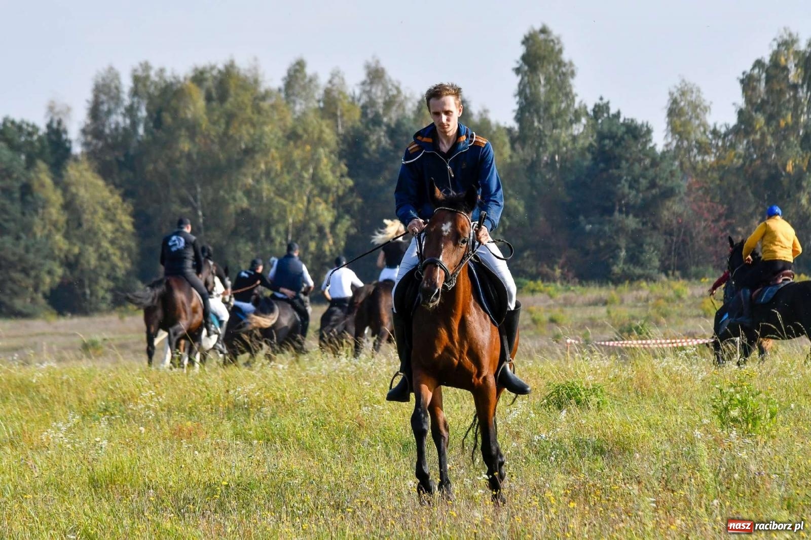 Zdjęcie w galerii na portalu naszraciborz.pl: Parada i pogoń z lisem, czyli piknik św. Huberta w Kornowacu [FOTO i WIDEO] wiadomości z regionu