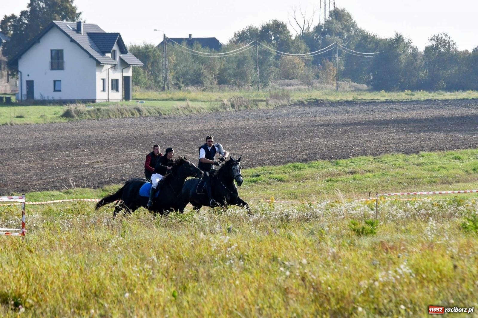 Zdjęcie w galerii na portalu naszraciborz.pl: Parada i pogoń z lisem, czyli piknik św. Huberta w Kornowacu [FOTO i WIDEO] wiadomości z regionu