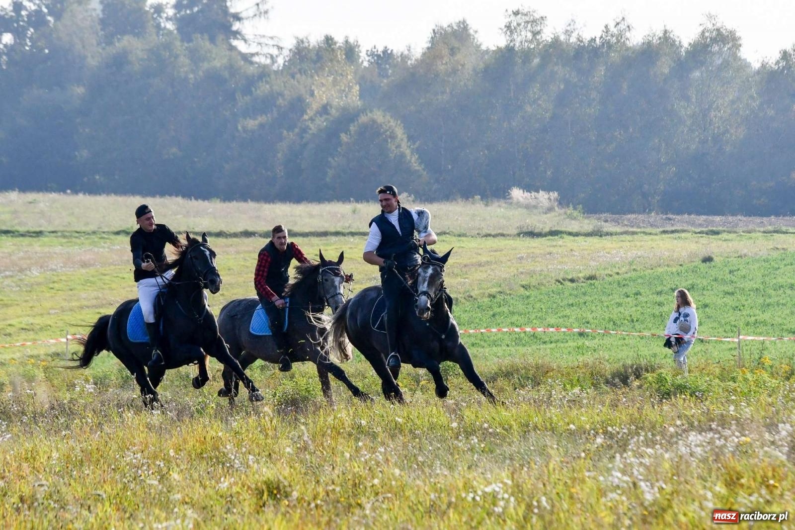 Zdjęcie w galerii na portalu naszraciborz.pl: Parada i pogoń z lisem, czyli piknik św. Huberta w Kornowacu [FOTO i WIDEO] wiadomości z regionu