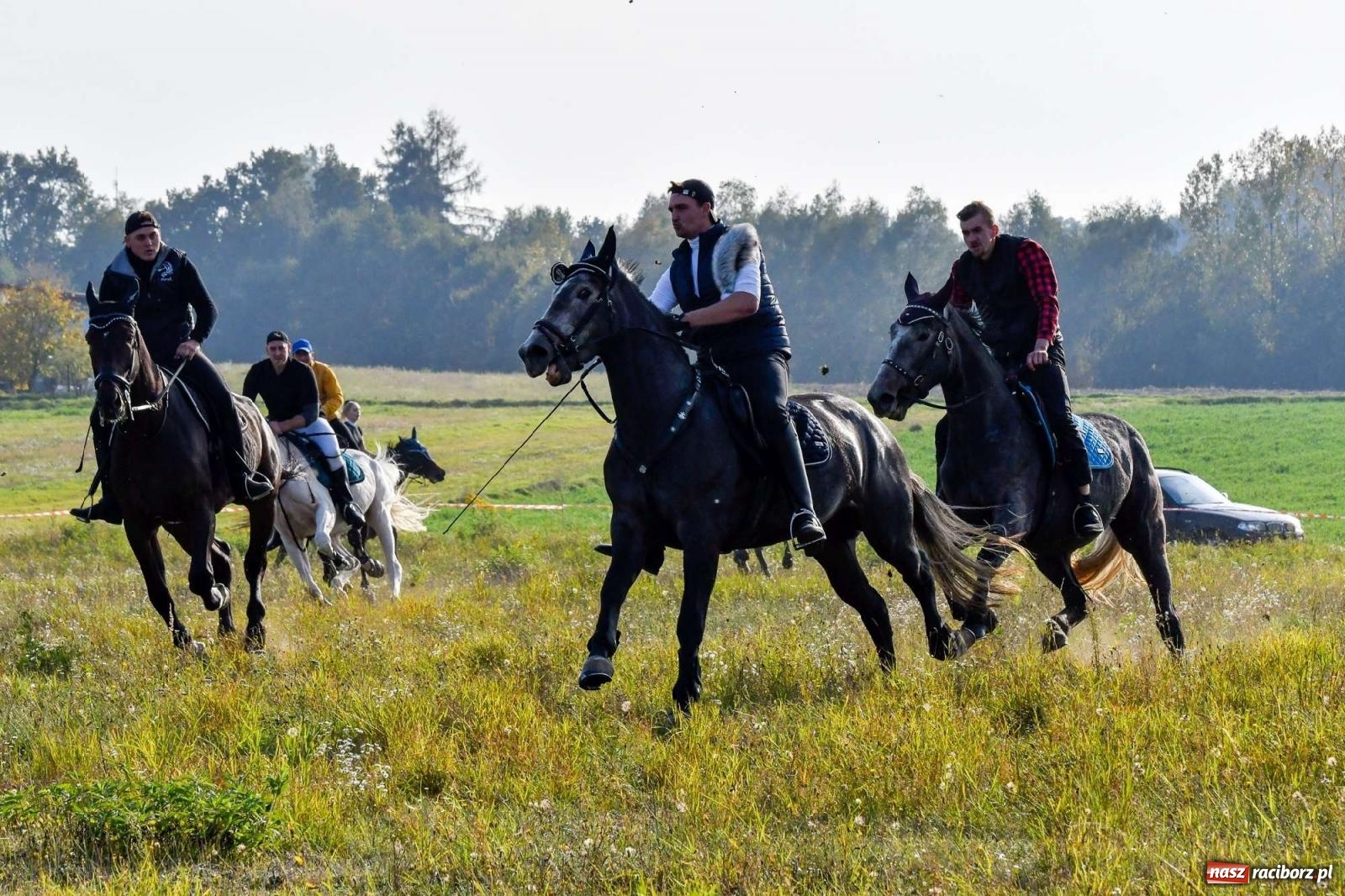 Zdjęcie w galerii na portalu naszraciborz.pl: Parada i pogoń z lisem, czyli piknik św. Huberta w Kornowacu [FOTO i WIDEO] wiadomości z regionu