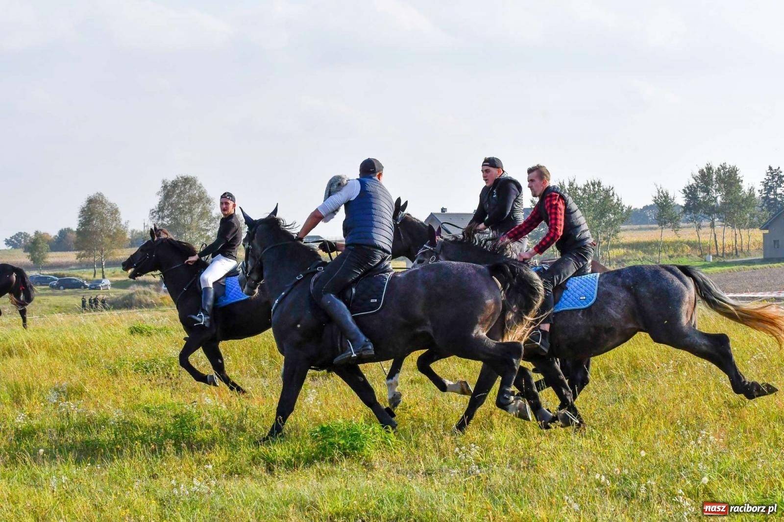 Zdjęcie w galerii na portalu naszraciborz.pl: Parada i pogoń z lisem, czyli piknik św. Huberta w Kornowacu [FOTO i WIDEO] wiadomości z regionu