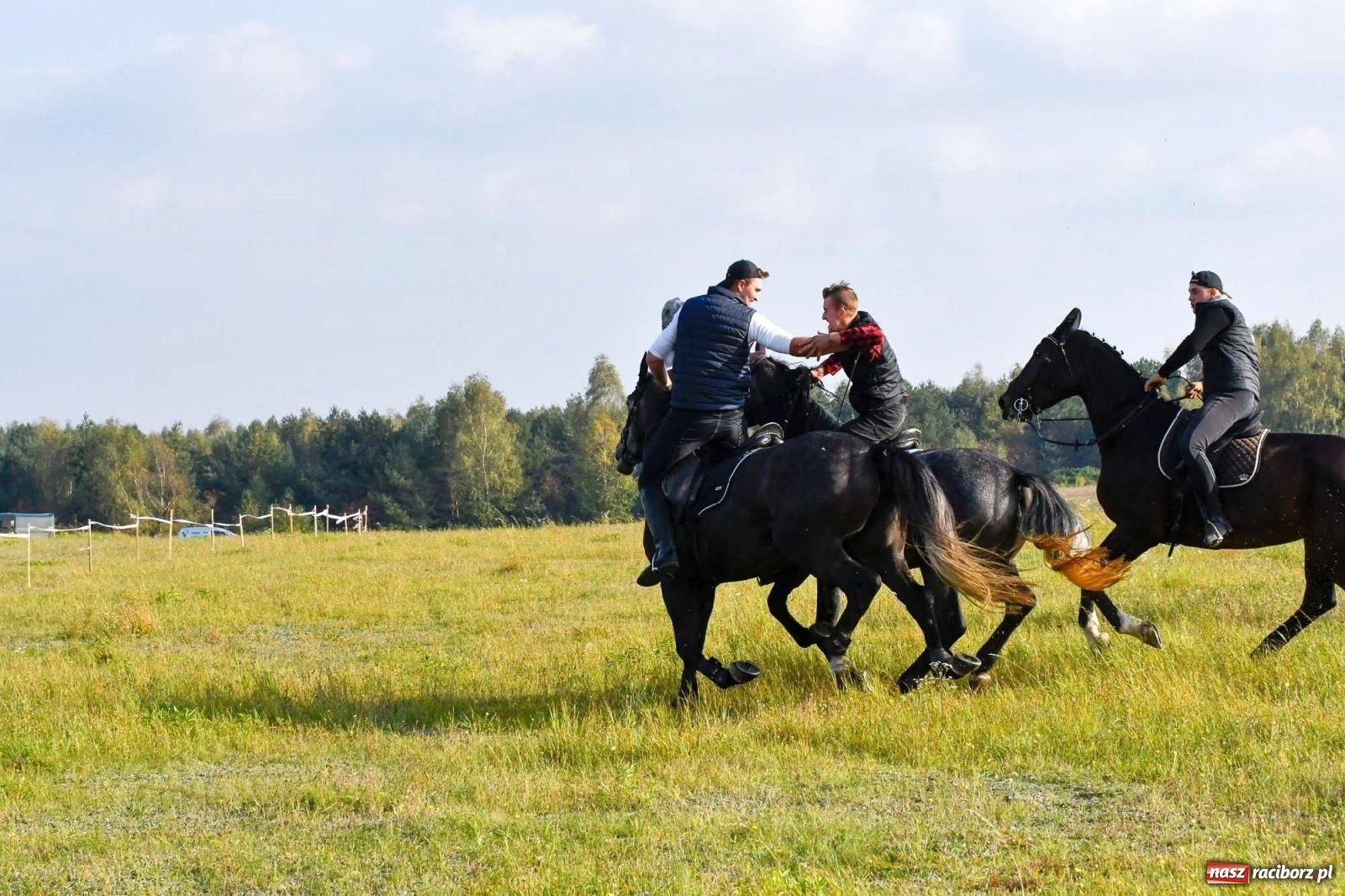 Zdjęcie w galerii na portalu naszraciborz.pl: Parada i pogoń z lisem, czyli piknik św. Huberta w Kornowacu [FOTO i WIDEO] wiadomości z regionu