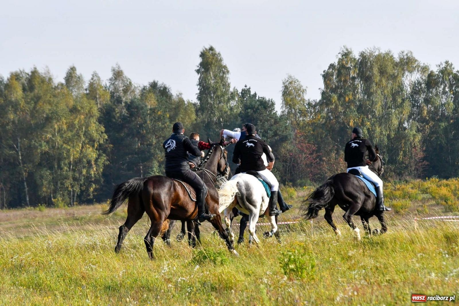 Zdjęcie w galerii na portalu naszraciborz.pl: Parada i pogoń z lisem, czyli piknik św. Huberta w Kornowacu [FOTO i WIDEO] wiadomości z regionu