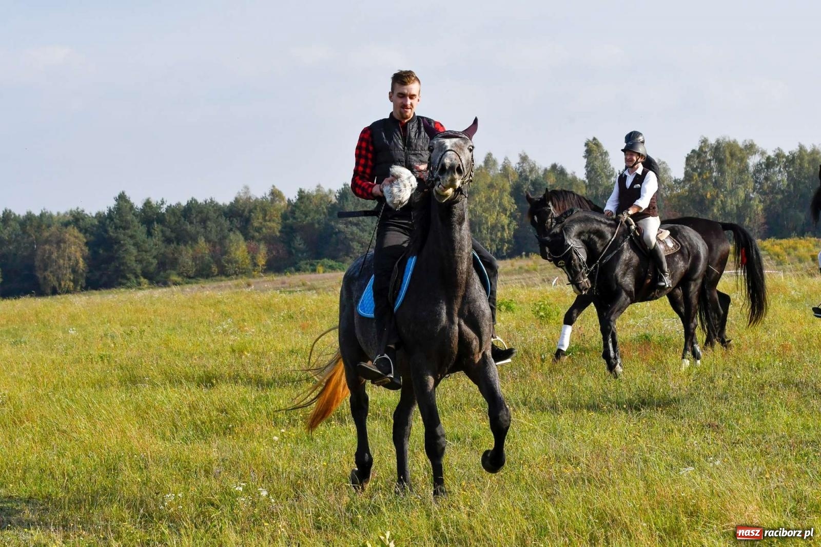 Zdjęcie w galerii na portalu naszraciborz.pl: Parada i pogoń z lisem, czyli piknik św. Huberta w Kornowacu [FOTO i WIDEO] wiadomości z regionu