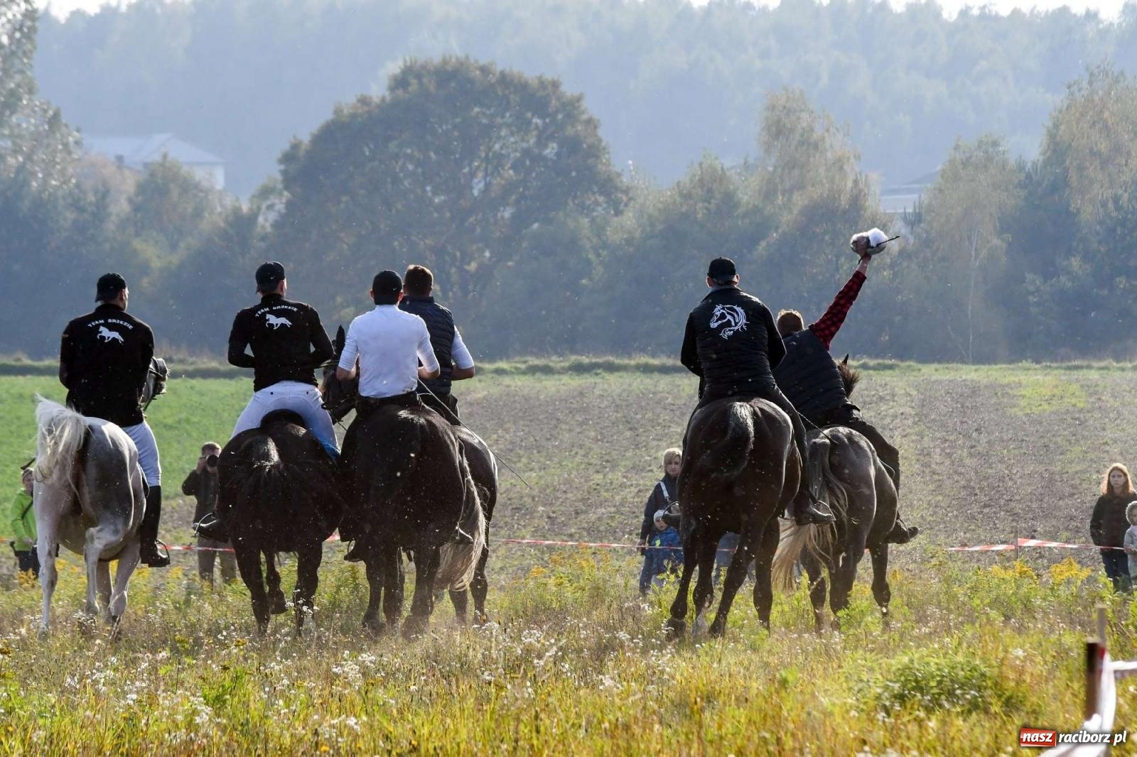 Zdjęcie w galerii na portalu naszraciborz.pl: Parada i pogoń z lisem, czyli piknik św. Huberta w Kornowacu [FOTO i WIDEO] wiadomości z regionu