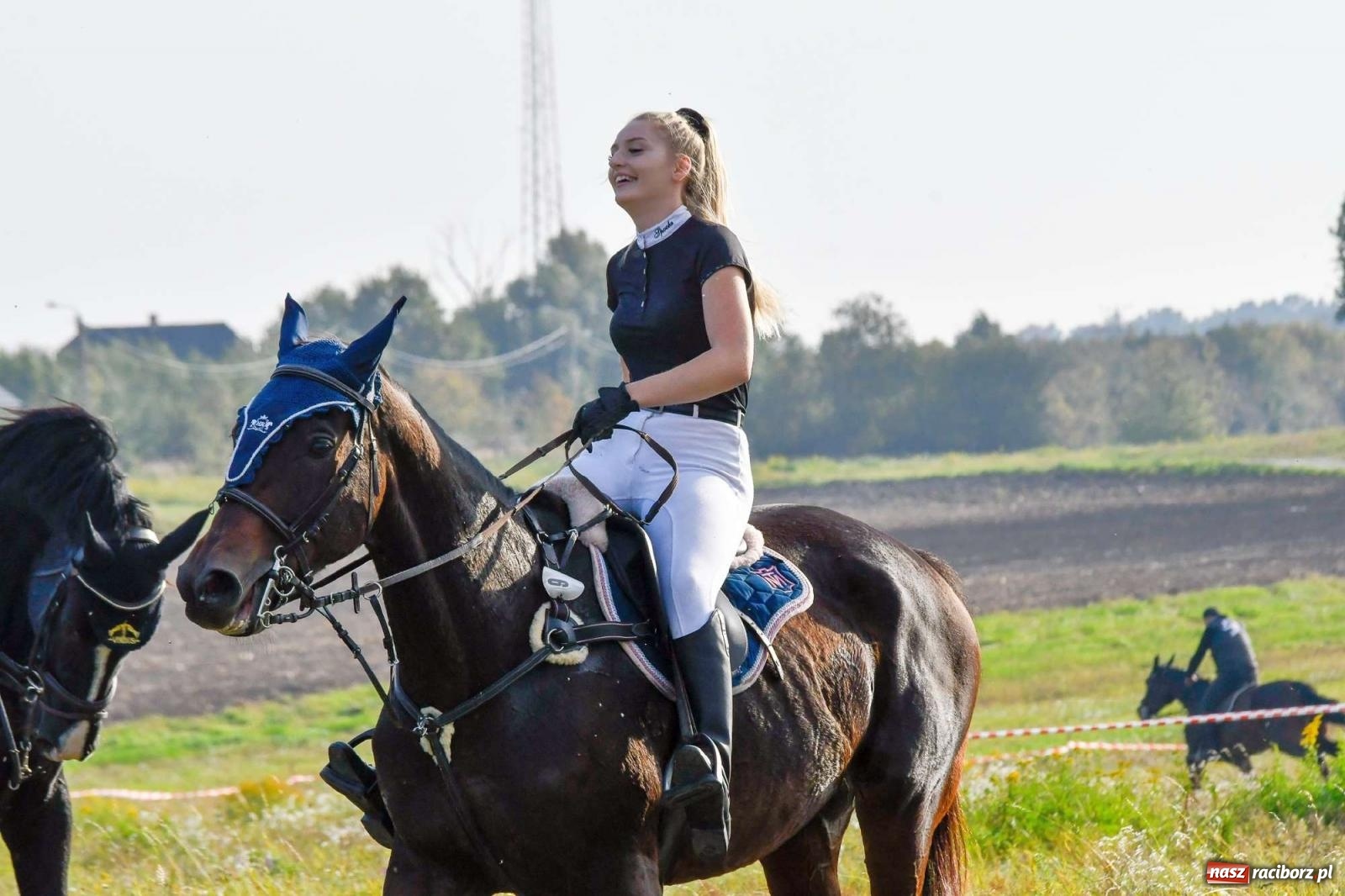 Zdjęcie w galerii na portalu naszraciborz.pl: Parada i pogoń z lisem, czyli piknik św. Huberta w Kornowacu [FOTO i WIDEO] wiadomości z regionu