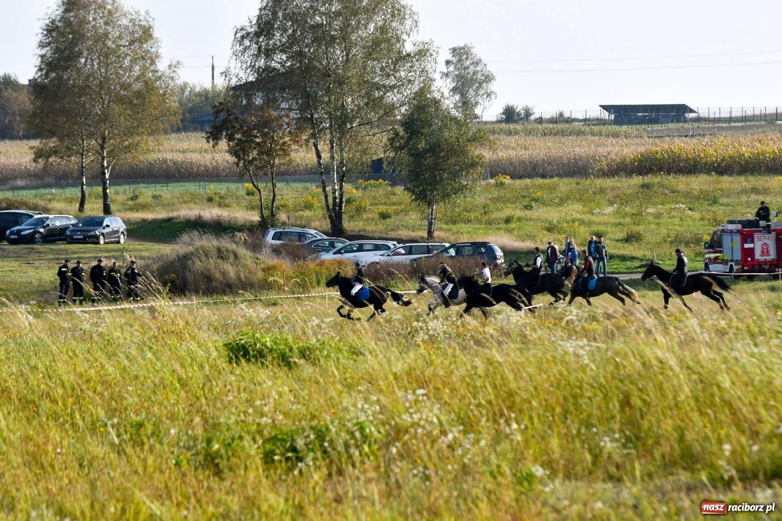 Zdjęcie w galerii na portalu naszraciborz.pl: Parada i pogoń z lisem, czyli piknik św. Huberta w Kornowacu [FOTO i WIDEO] wiadomości z regionu