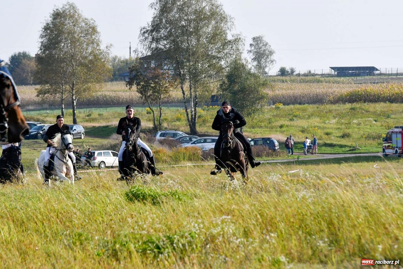 Zdjęcie w galerii na portalu naszraciborz.pl: Parada i pogoń z lisem, czyli piknik św. Huberta w Kornowacu [FOTO i WIDEO] wiadomości z regionu