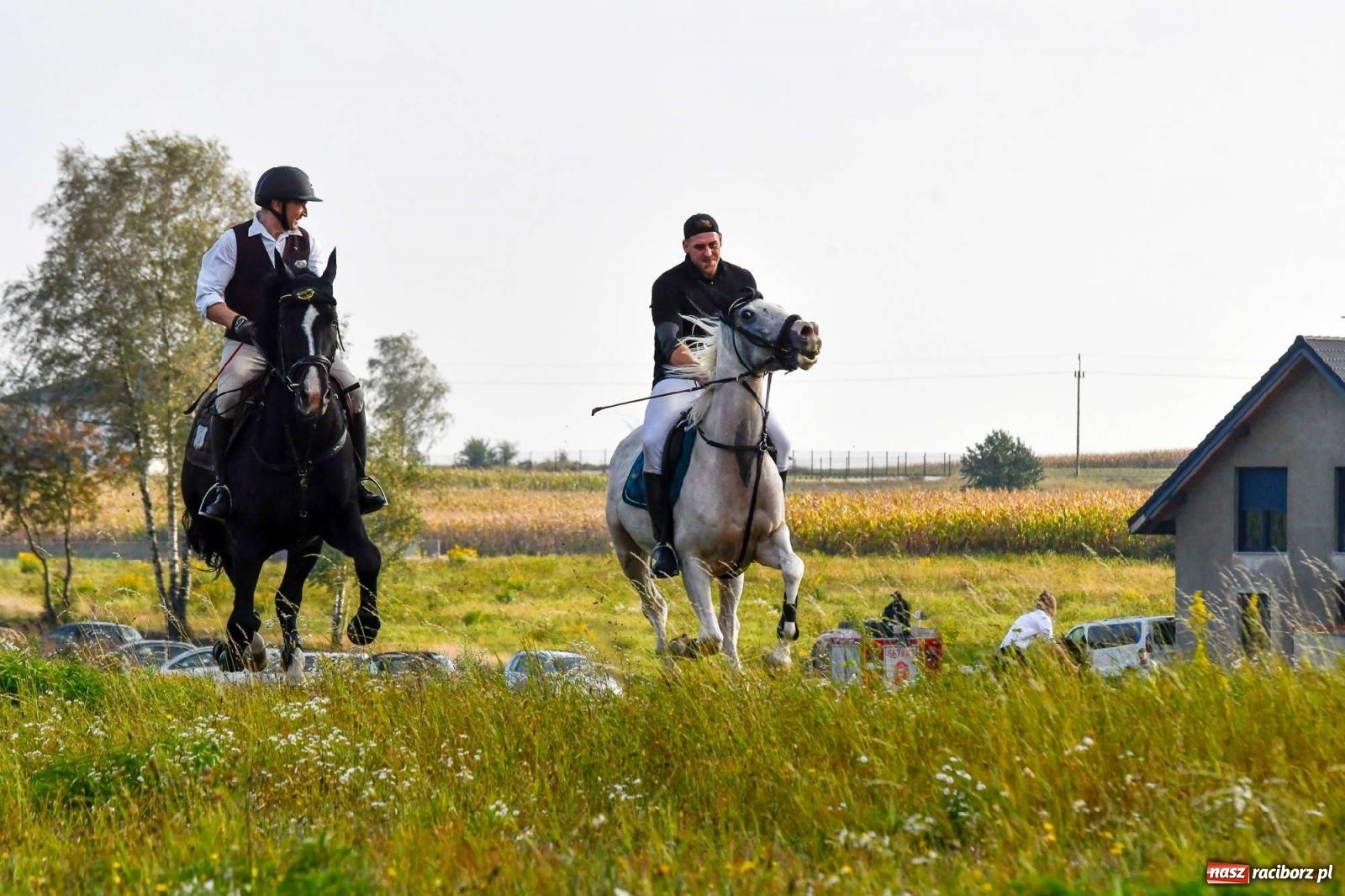 Zdjęcie w galerii na portalu naszraciborz.pl: Parada i pogoń z lisem, czyli piknik św. Huberta w Kornowacu [FOTO i WIDEO] wiadomości z regionu